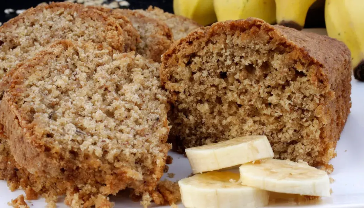 Bolo de Banana Light com Aveia e Passas: Confira!