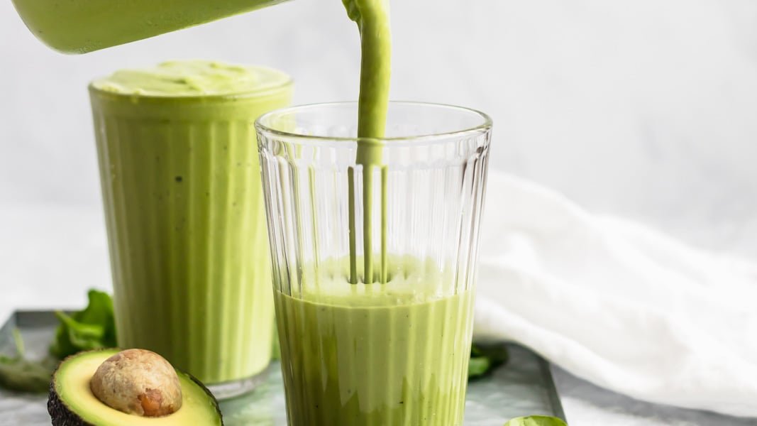 A melhor receita de smoothie verde (com abacate!)