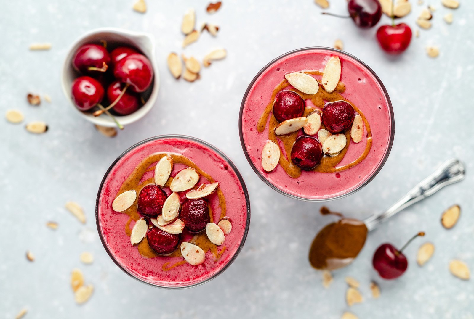 Smoothie de cereja de amêndoa (meu smoothie favorito!)
